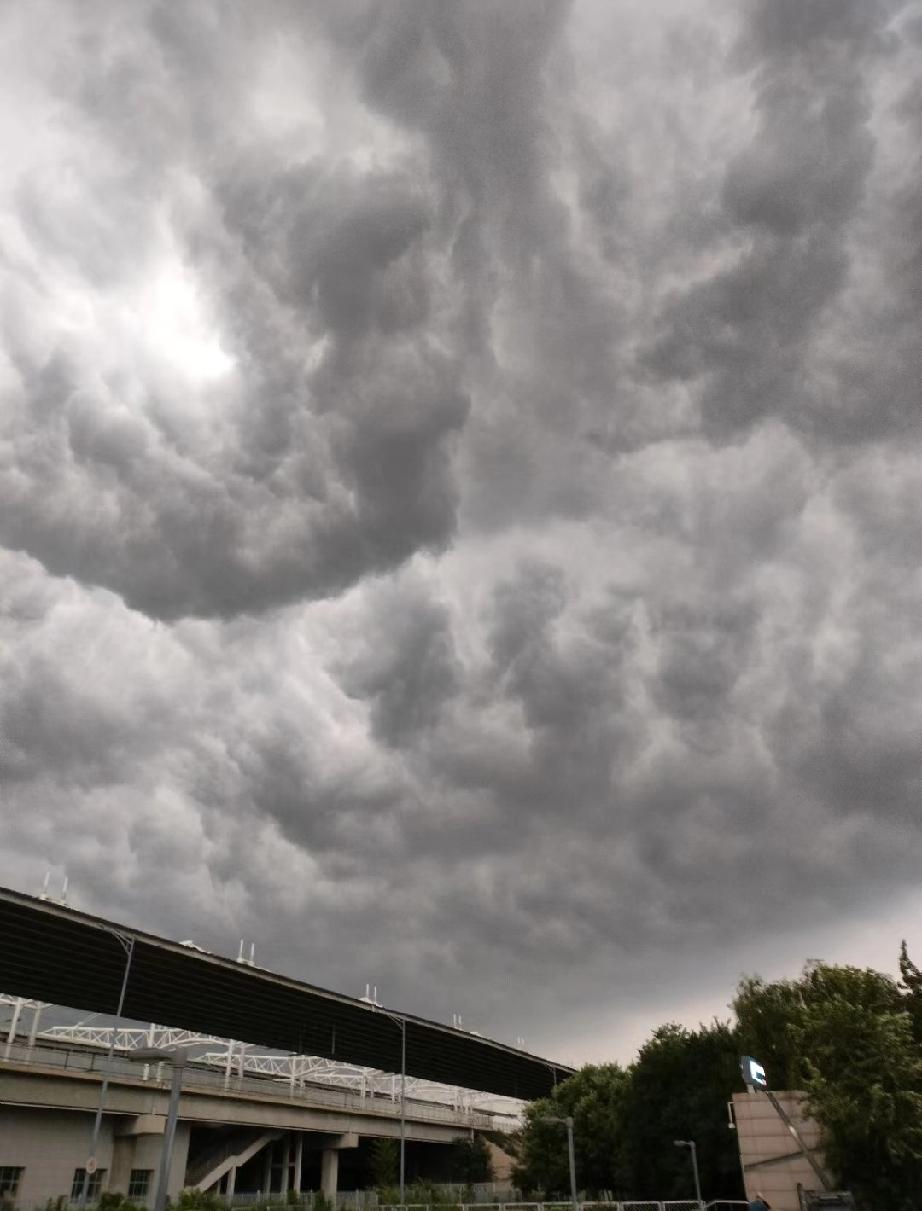 暴雨雷电8级大风，广东省三防办都发通知了，今晚早点回家

今天，我在广州的朋友给
