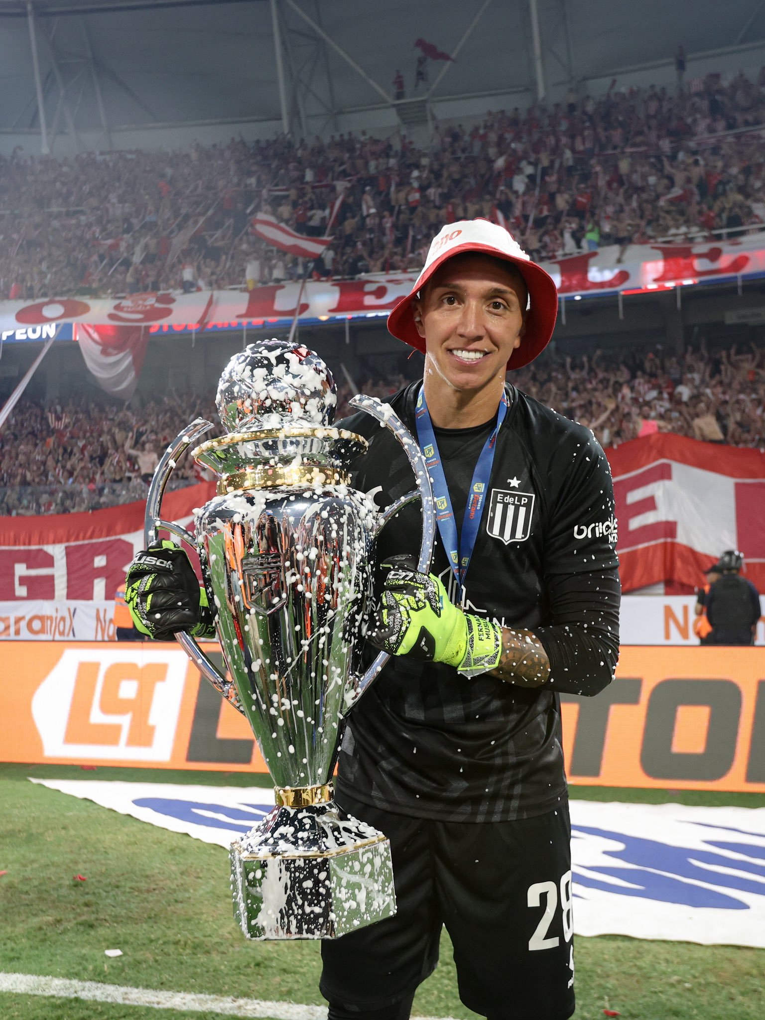 冠军穆斯莱拉今夏，在加拉塔萨雷踢了十四年的39岁乌拉圭门将穆斯莱拉，回到南美加盟