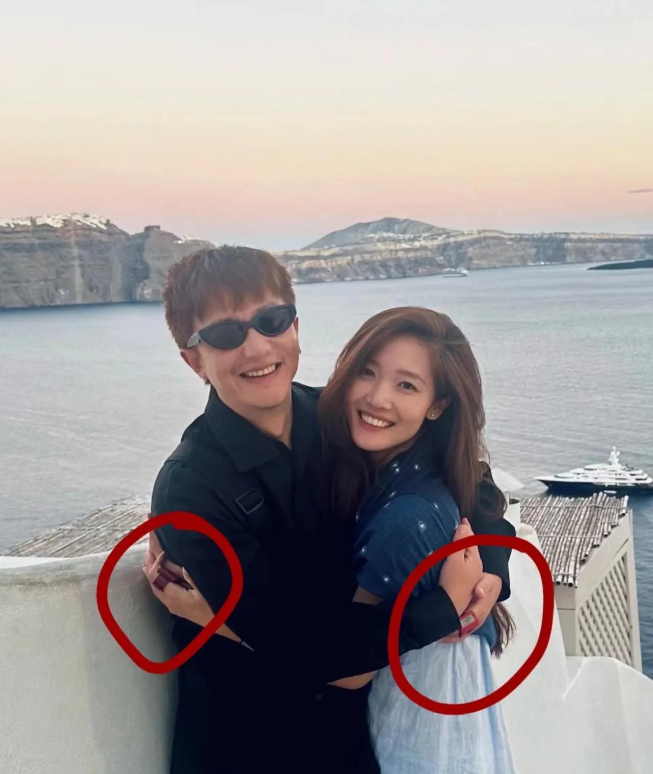 你们在讨论黄轩女朋友长相
我却看到了他们两个人的手指上的东西
这个是念佛计数器