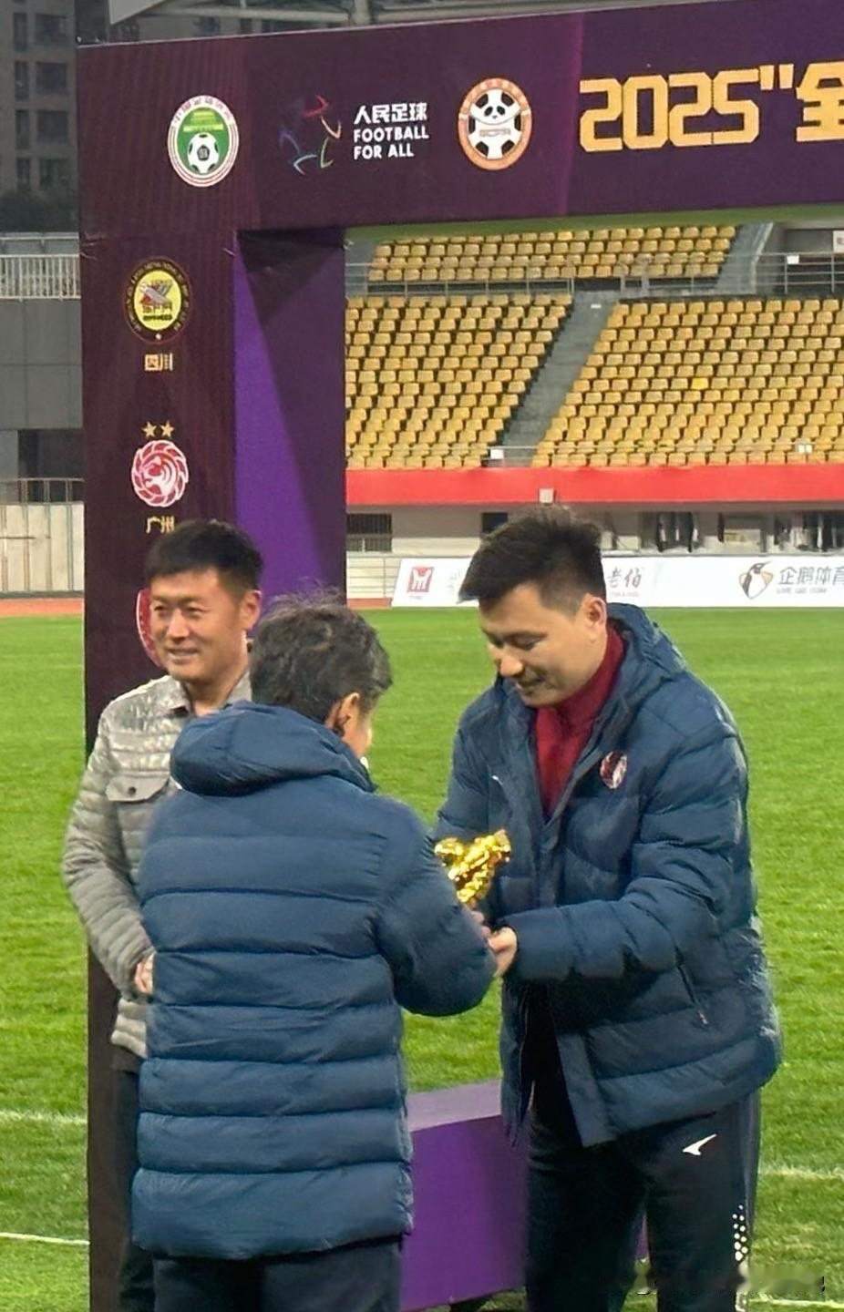 说郜林可以，真不是盖的，这不又进球了吗？还要连进三个戴帽，真是不得了！看来这个强