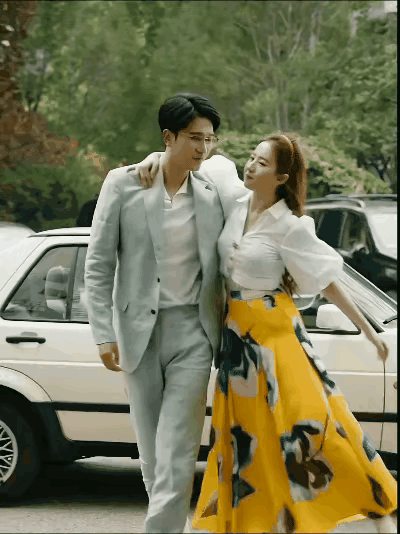 那时候，玫瑰的眼里有光，她是真心喜欢眼前这个人啊。

从一开始的互相撕扯，暧昧的