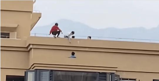 广东，5旬保安队长巡逻时，见一群小孩在楼顶天台玩耍，担心发生危险与同事一同上楼劝