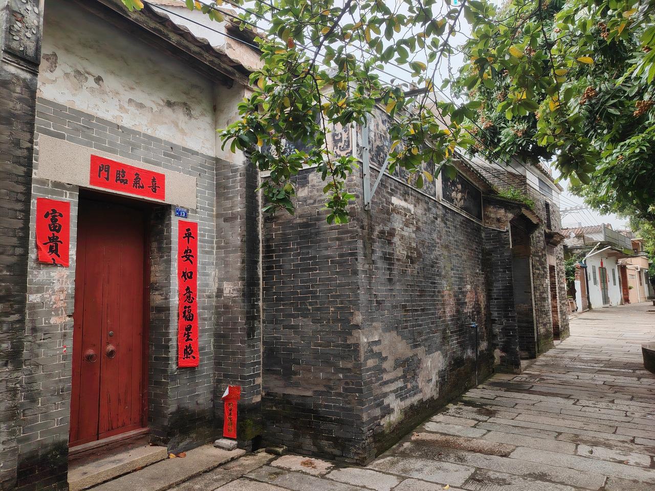 古朗村内保留古韵味十足的青砖旧民居，原生态的。现在还有人居住呢。
