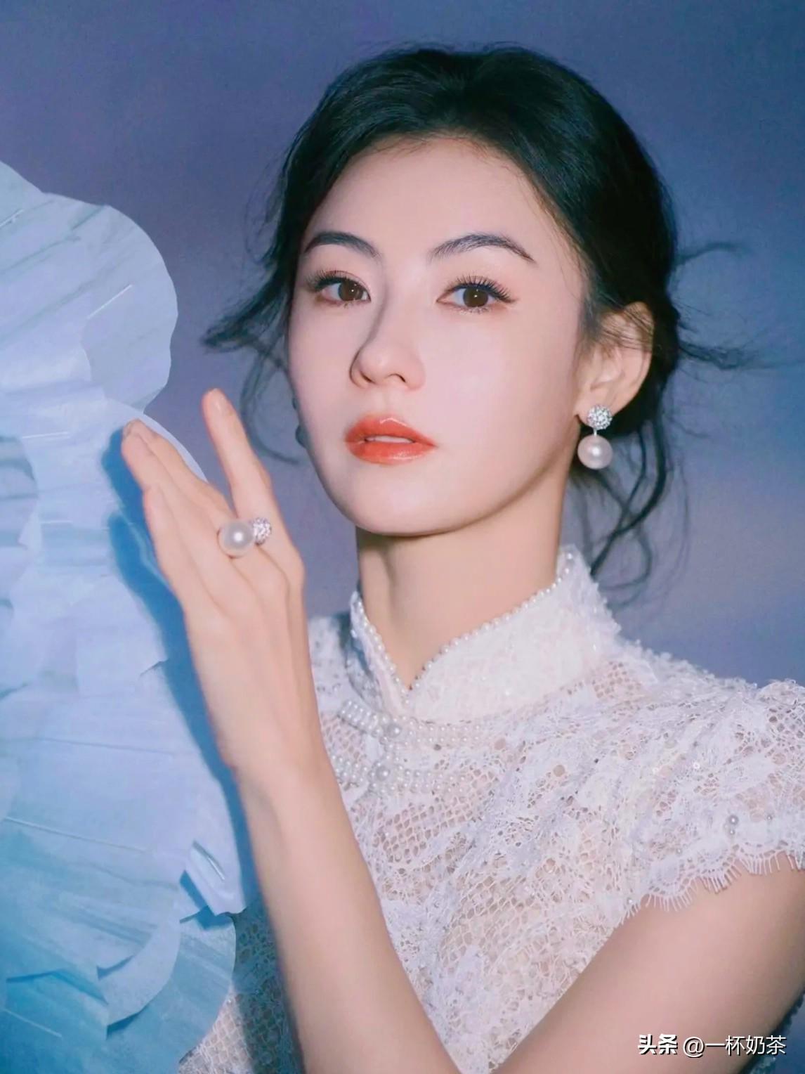 45岁的张柏芝3个儿子基本信息：

大儿子谢振轩，19岁，生父谢霆锋。

二儿子