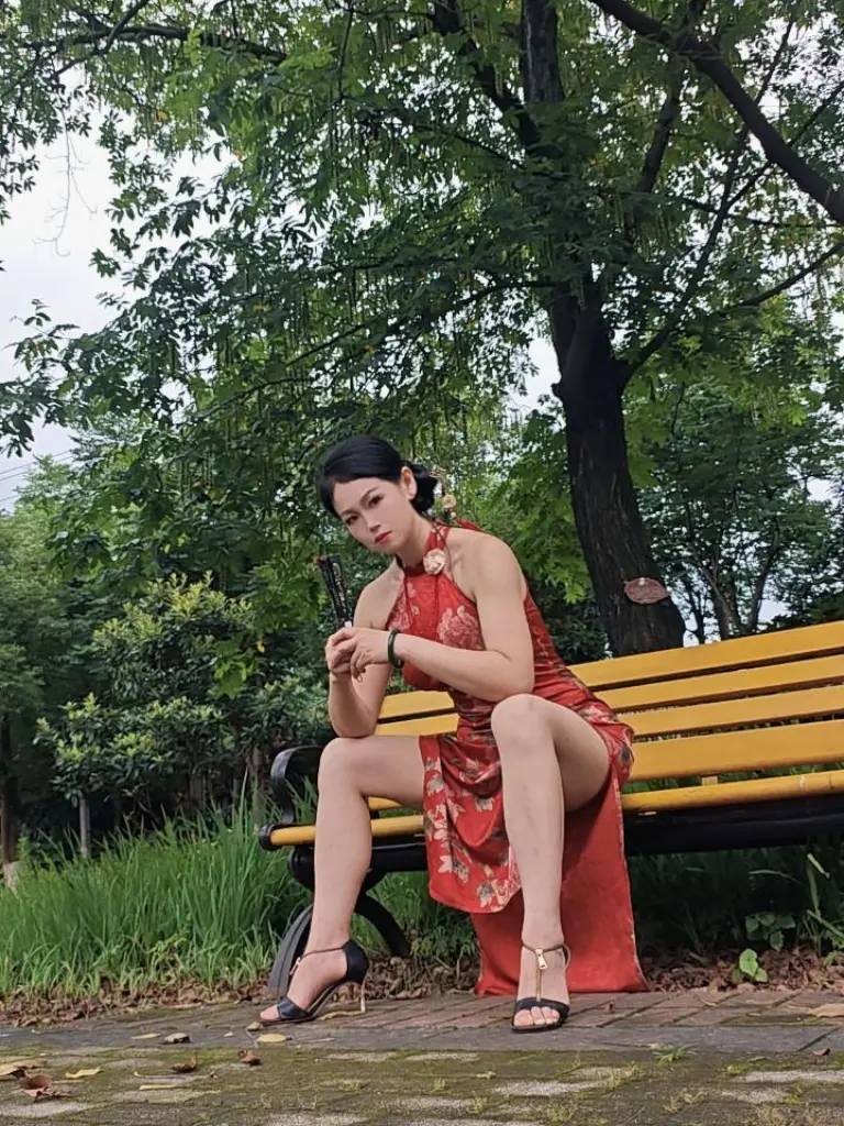 大女人的拍照姿势。