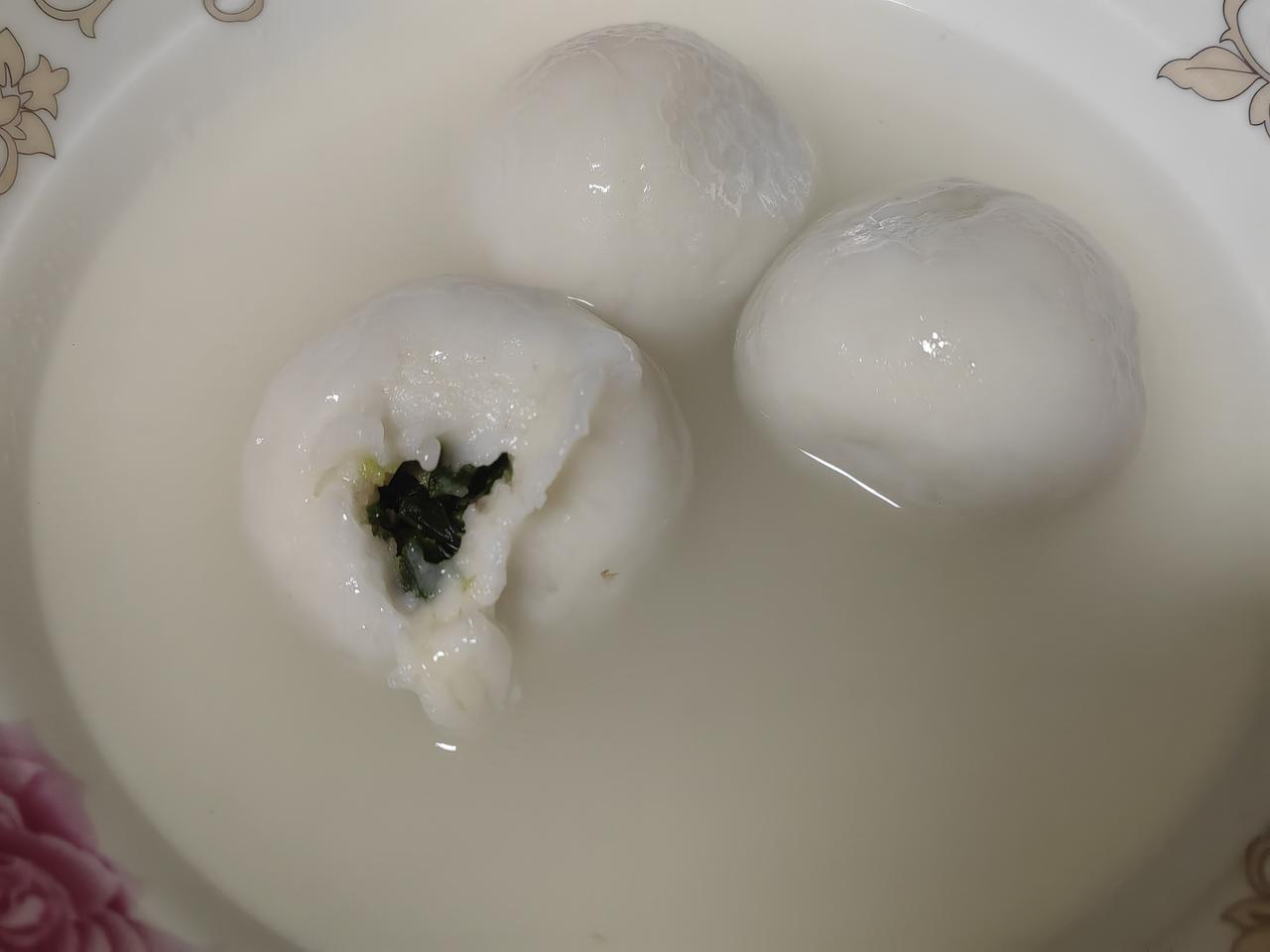 早起，天不太明，阳光不足，似有雨要来，但扑面而来的闷热甚于从前。
​陪太座缓行三