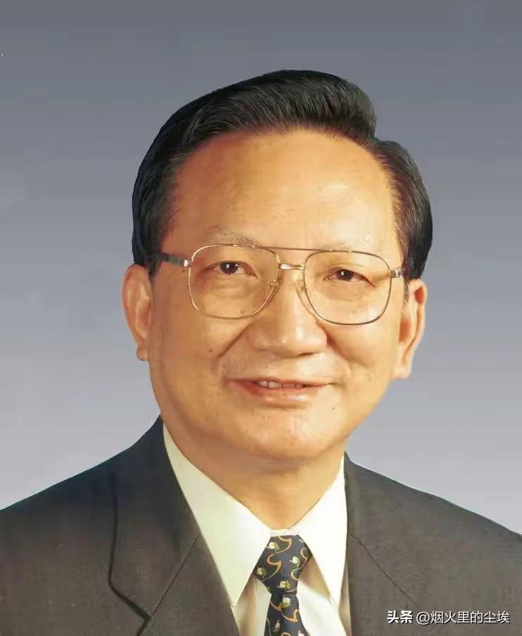 唐家璇，男，汉族，1938年1月生，江苏镇江人，1973年11月加入中国共产党，