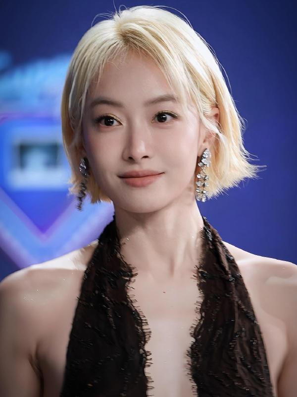 今天宋茜在出席时尚活动的时候搭配了一件黑色的裙子，尽显优雅高贵气质。

她这次特