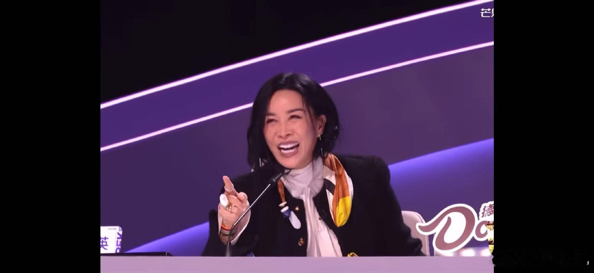 那英一旁学殷秀梅一旁笑声鸣远扬殷秀梅看着那英的样子，笑容里全是宠溺 