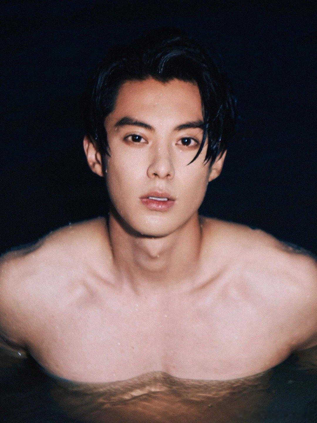 #王鹤棣背部身材#来看看光 膀 子的湿 身鹤帝！！哈哦莫哦莫哦莫是谁看傻了？？一