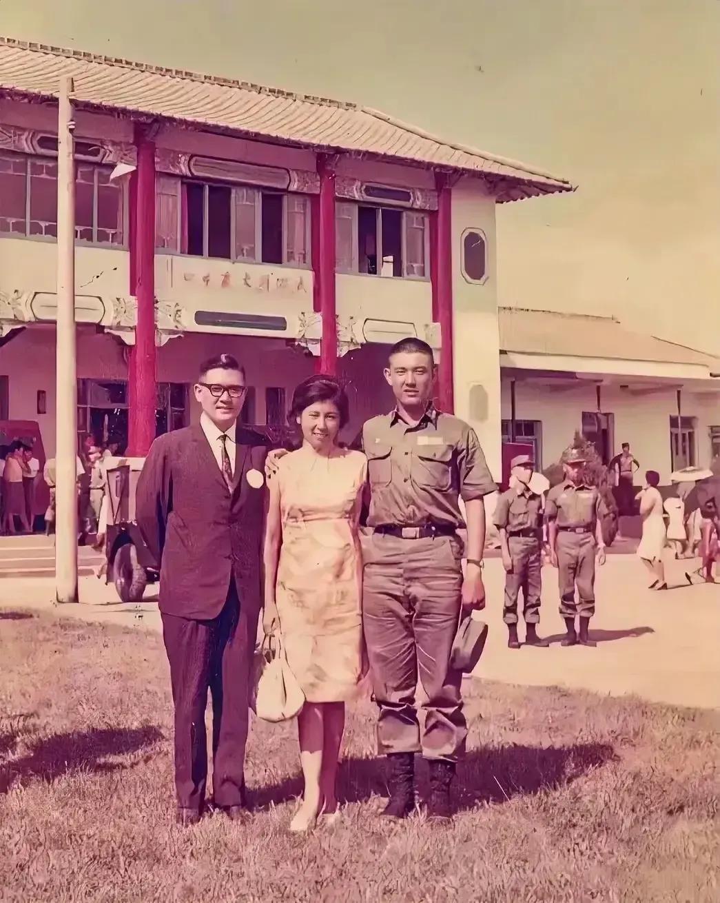 1968年，马英九和父母，一张罕见的留影，照片中的他，给人留下了高大帅气、干净利
