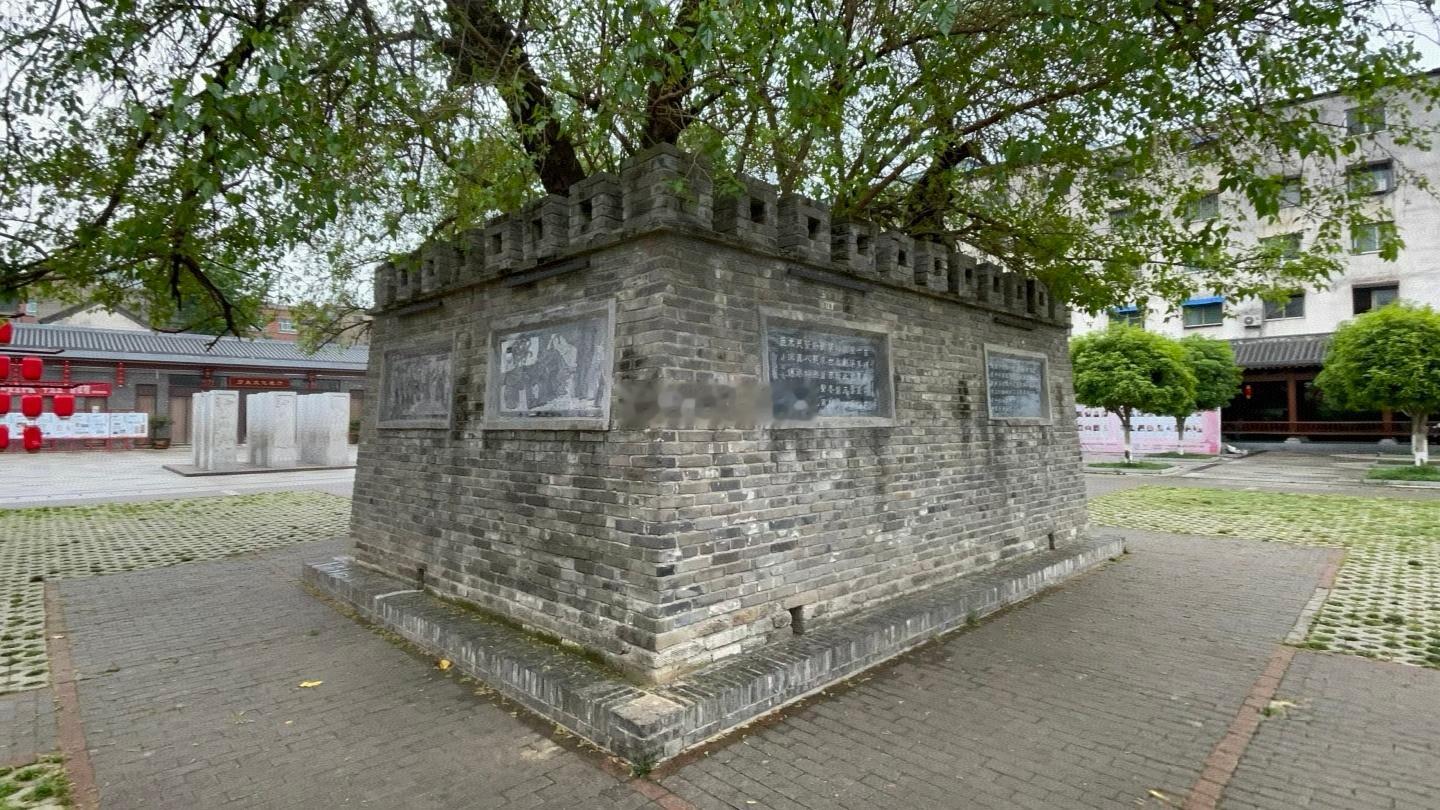 【中国最小的古城——汉桑城】相传城内的古桑树，为关羽亲手种植。 