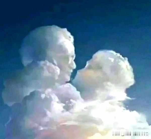 国际拥抱日
一个拥抱胜过千言万语：
抱一抱亲人，感恩陪伴；
抱一抱朋友，珍惜相守