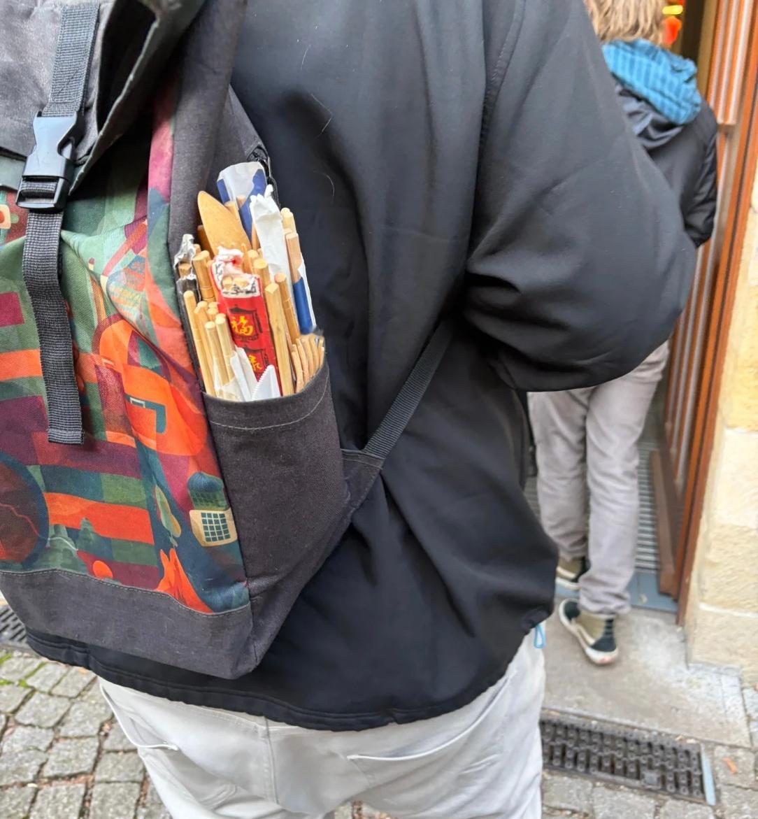 如何证明自己吃过百家饭在食堂排队 前面的同学装满了筷子这家顺一双那家顺一双这必是