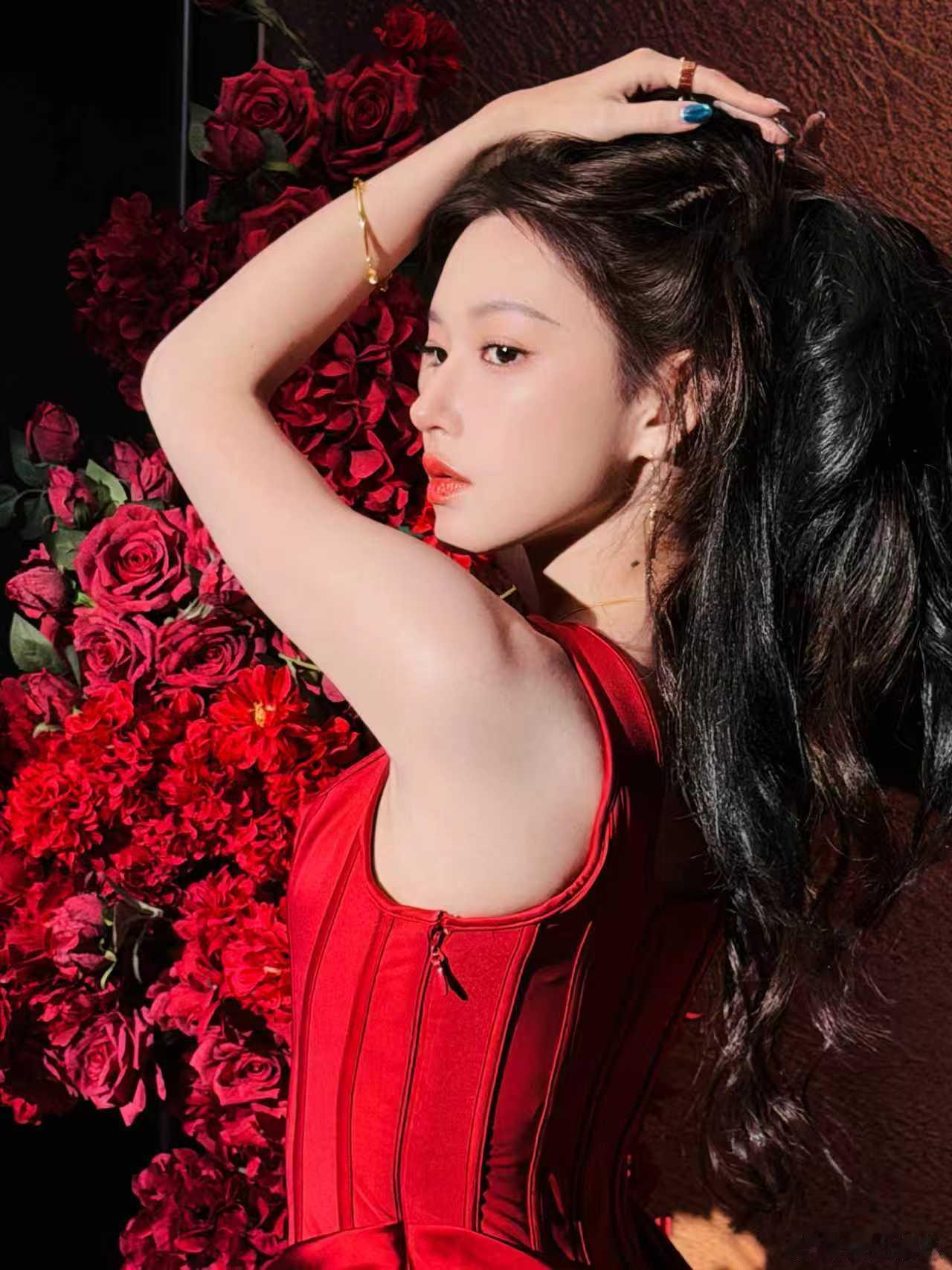 程潇明艳红玫瑰程潇乌发红裙 不知道程潇的身材很曼妙，乌发红裙完全妈咪级别的