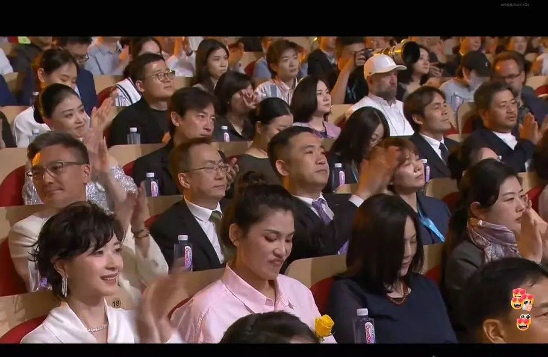咱就是说，这个穿粉衣服的怎么了，宋佳得奖你这嘴是咋了？ ​​​