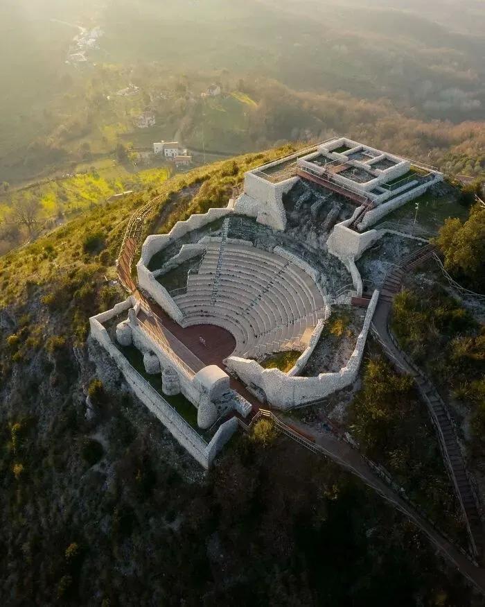 意大利圣尼古拉寺庙剧院位于坎帕尼亚皮耶特拉维拉诺市，已有 2400 多年的历史。