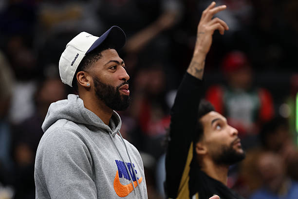 名记马克·斯皮尔斯：奇才队方面表示，安东尼・戴维斯左手掌板组织尚未完全愈合，将继