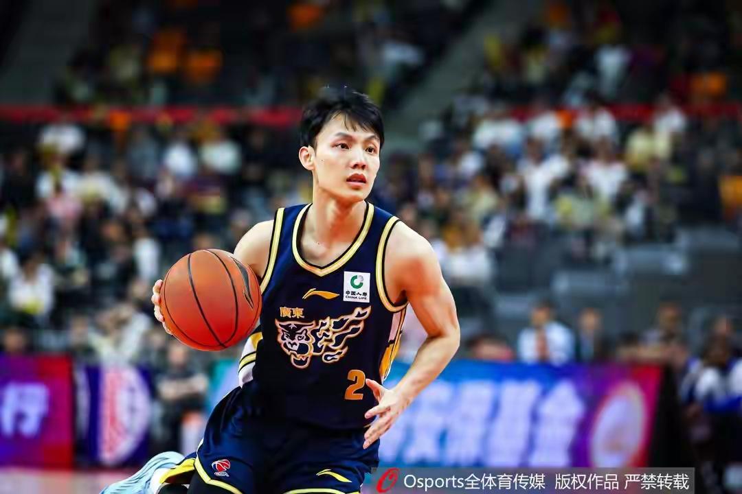 好久没看到广东宏远酣畅淋漓的赢球了。今晚终于看到了，而且是一场100：80大胜。