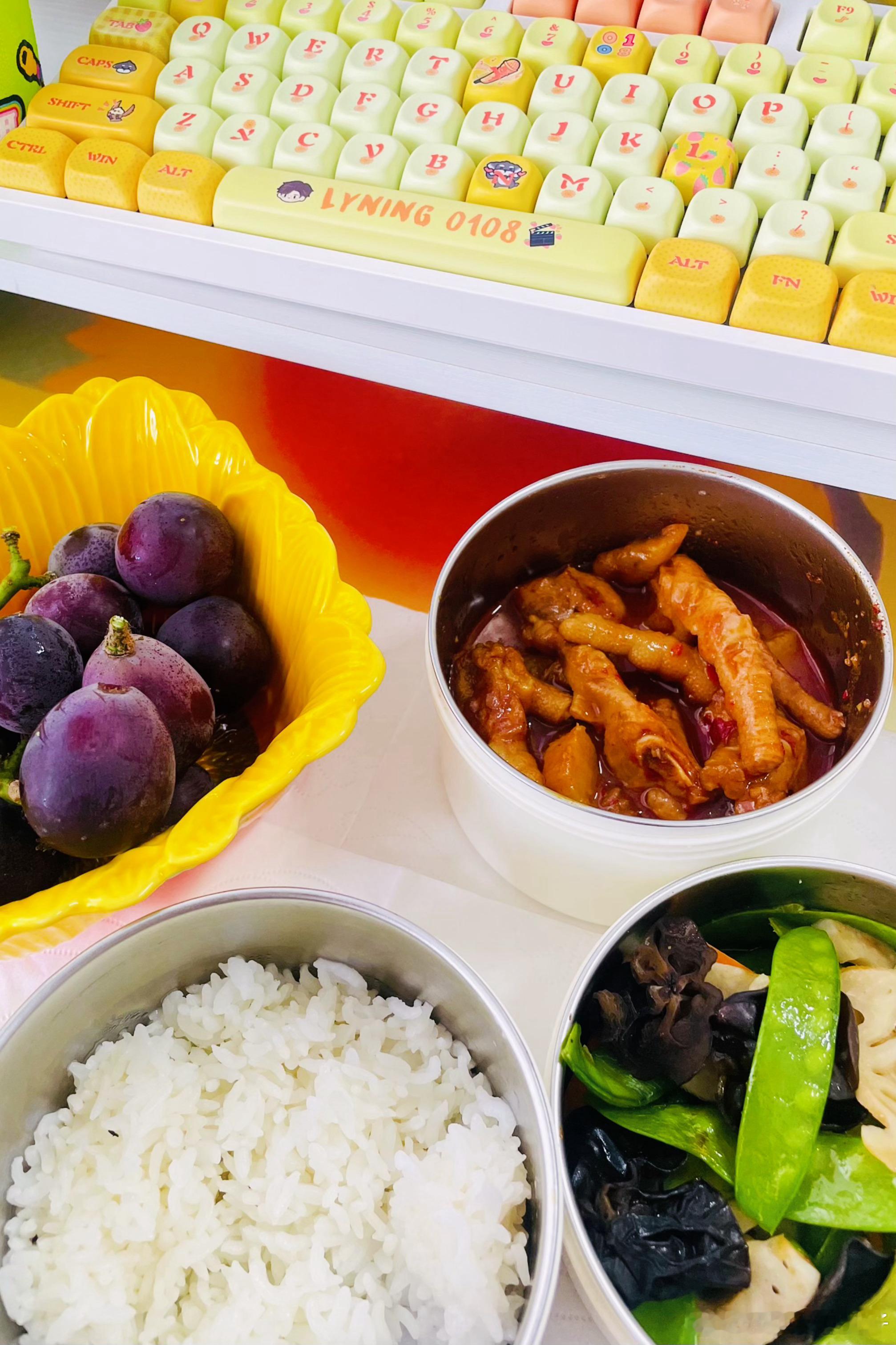今日午餐依旧开盲盒。我家大哥做啥我吃啥。鸡爪煲  荷塘小炒  米饭🍚  水果依