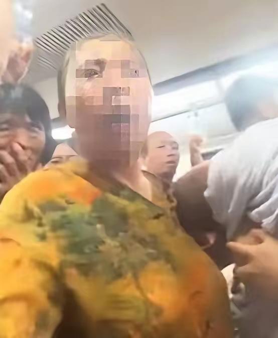 地铁让座不是义务！女子累拒让座被大妈抓伤，其女拿“精神病”开脱：天理何在？
 