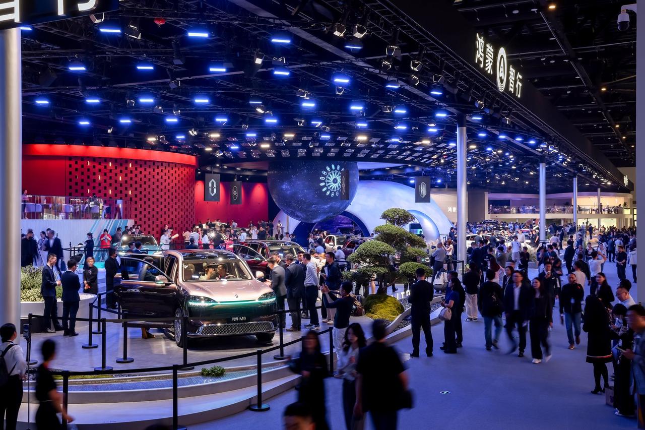 鸿蒙智行五界协同，从单品爆款走向体系化增长
北京车展上，鸿蒙智行携问界、智界、享