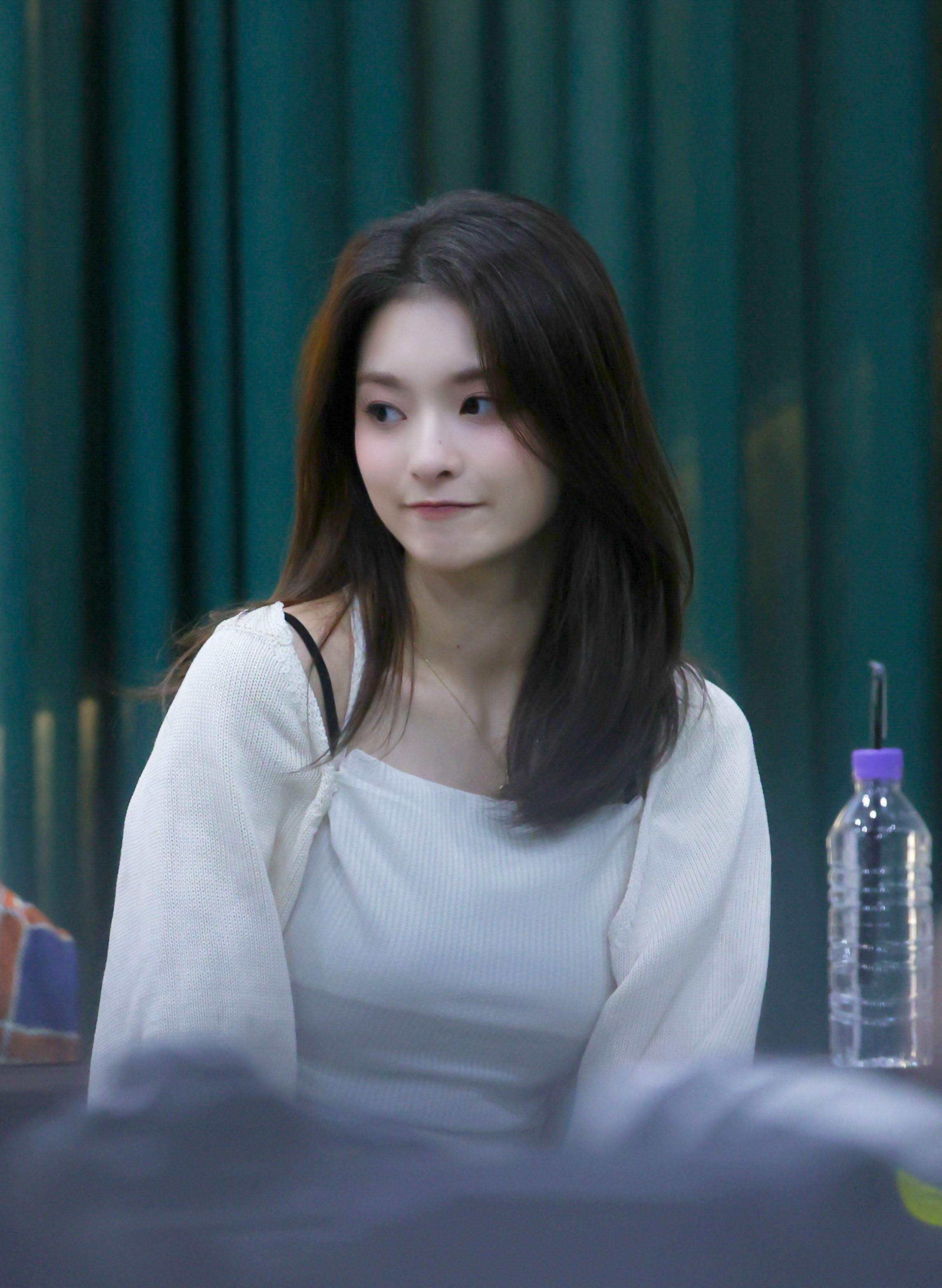#李娜炅[超话]#🐣#蜜桃笑颜李娜炅# [图片]230805 BDM签售 HD