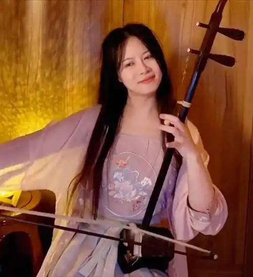 这首歌“梦中的额吉”，力哥二胡拉得真委婉动听，每一个音符都诉说着母爱的伟大与纯粹