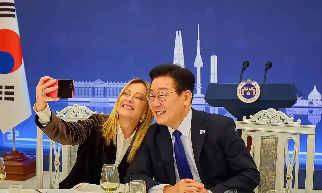 李在明这次送手机的选择，又被放大了。
 
中方前阵子送他小米，他这回却拿出三星，