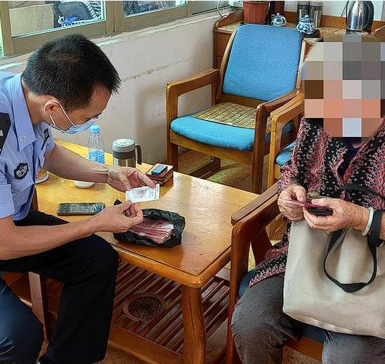 江西一位拾荒老人，攥着皱巴巴的560元，满脸严肃地走进了派出所。他把钱递给民警，