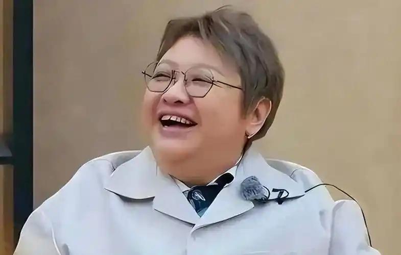 不就是三个字吗？咋还整这么热闹？

现在的网络真是不懂了，看来是我落伍了。

最