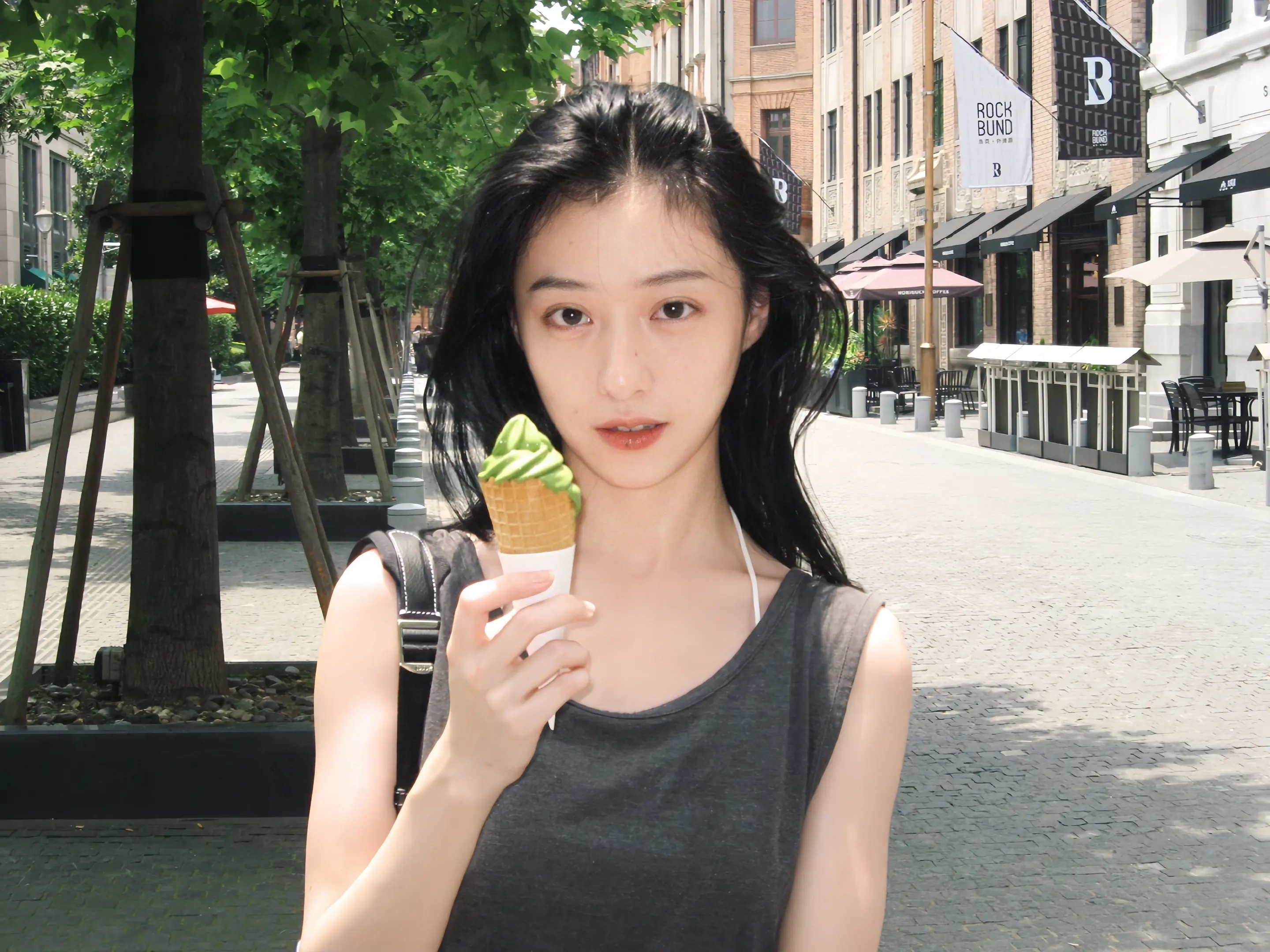 七月的风懒懒的。