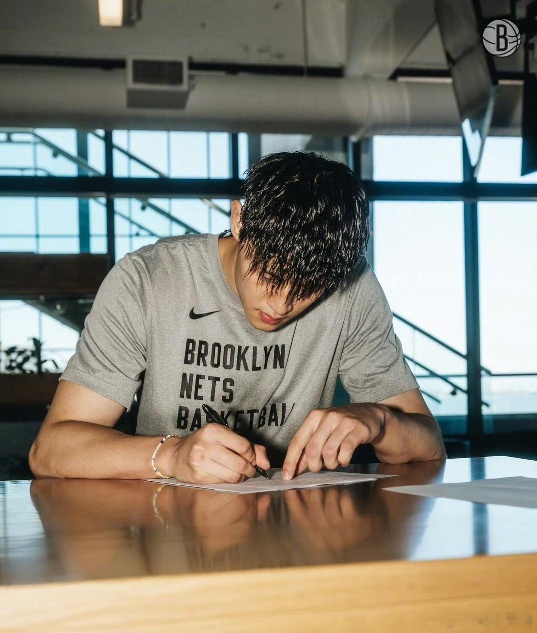 曾凡博穿篮网12号球衣曾凡博将争取双向合同23日，NBA篮网队公布了训练营名单，