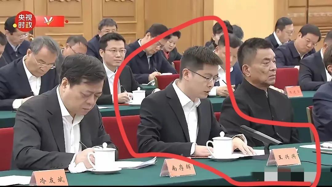 这就是后生可畏，
王兴兴好年轻呀！就跟马云、任正非、雷军们坐一排开会。