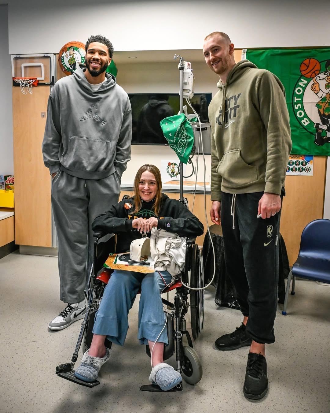 把爱送到需要的地方！绿军球员来到波士顿儿童医院，为孩子们送上节日的温暖。imag