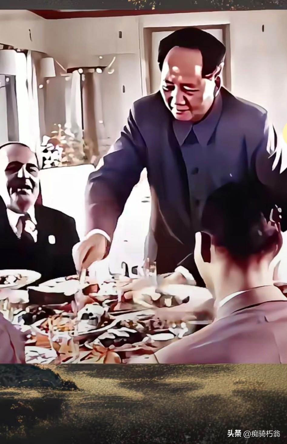 非常难得一见的老照片
在一次宴席上，伟大领袖毛主席亲自站起来为客人夹菜，
看看毛