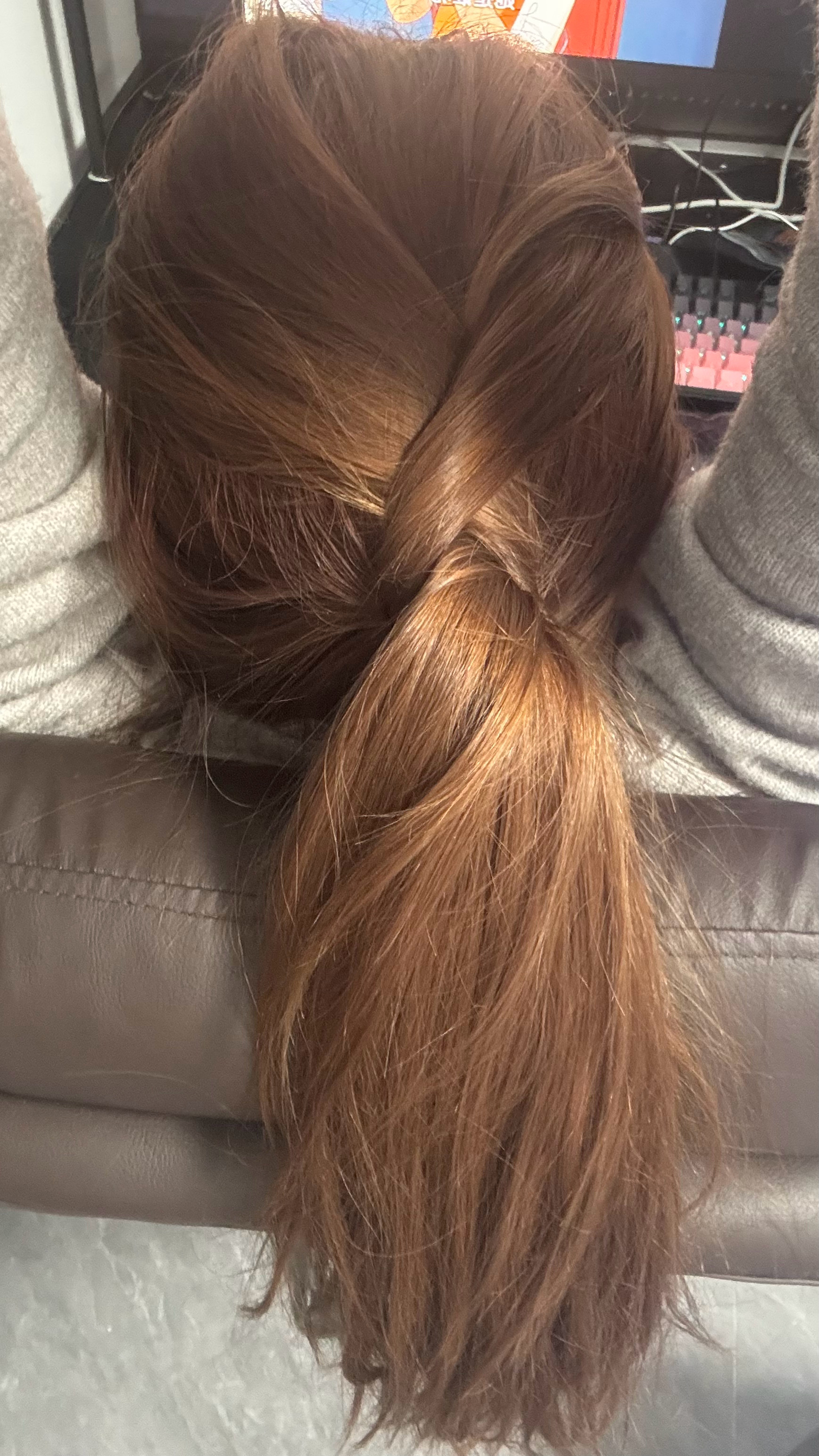 学了网上很火的无发绳扎头发，是蛮牢固的但是背后看着太搞笑了吧（原来是角度不对重新