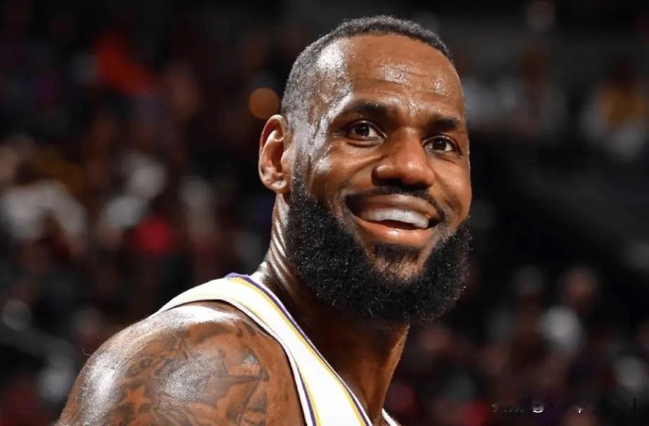 NBA官方今日公布了本赛季最佳阵容人选，其中湖人前锋勒布朗-詹姆斯入选最佳阵容二