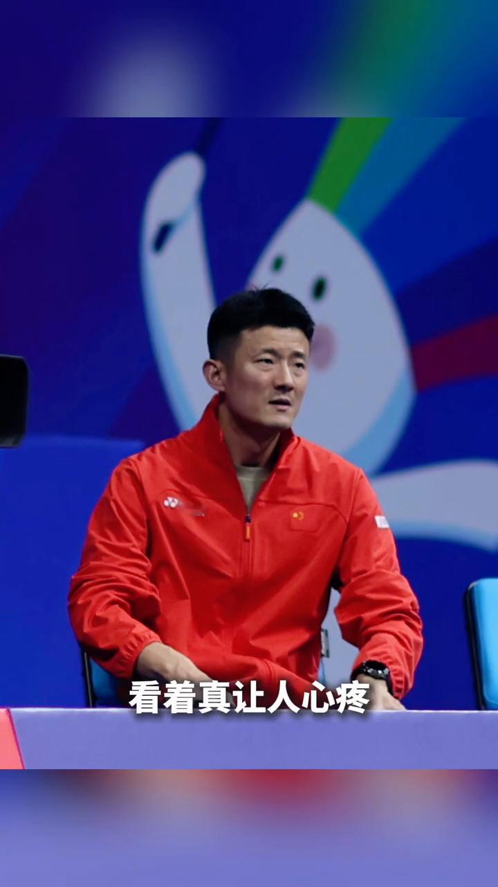 家人们，谌龙哥最近太难了，生无可恋的表情包直接火出圈，新官上任就遭下马威，看着真