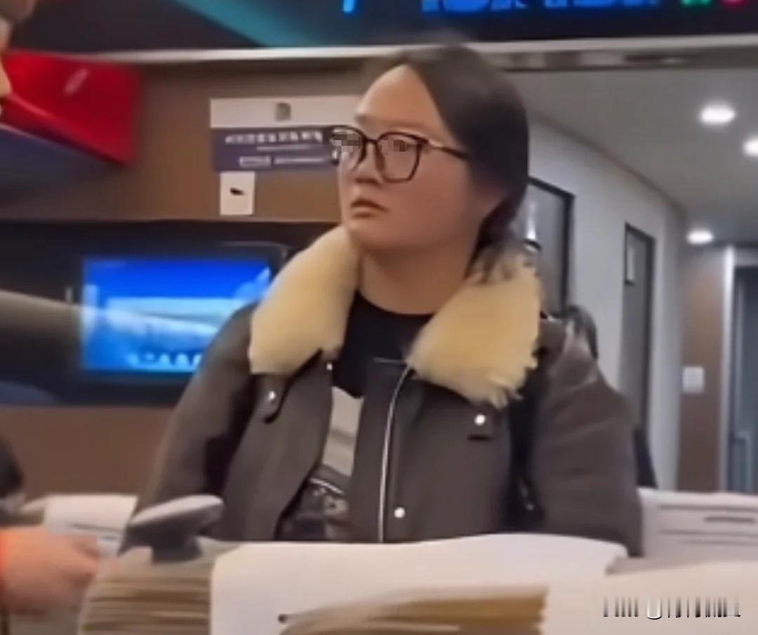 11月7日，在高铁上，一女子推着婴儿车站在过道中间，挡住了乘客下车的路。乘务员百