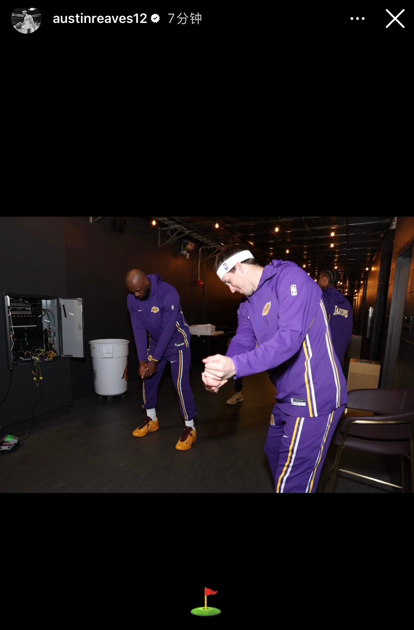 里夫斯在赛后晒出照片，跟詹姆斯对着空气打高尔夫。 