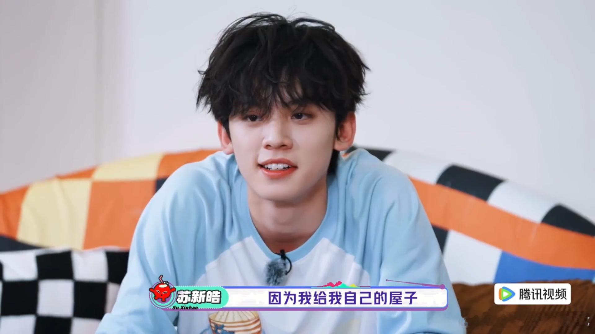 左航给苏新皓夸美了左航说苏新皓可以去拍电影当主摄苏新皓晒出自己拍摄的照片，收获成