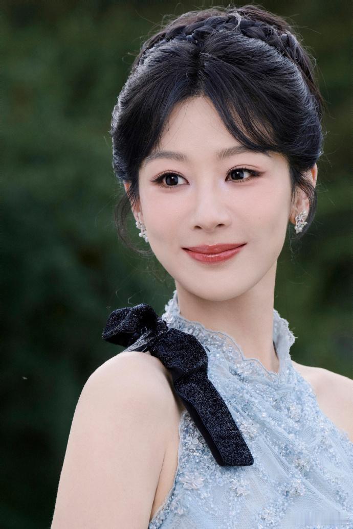 人是美的但这个裙子和这个环境实在不搭杨紫直播 ​​​