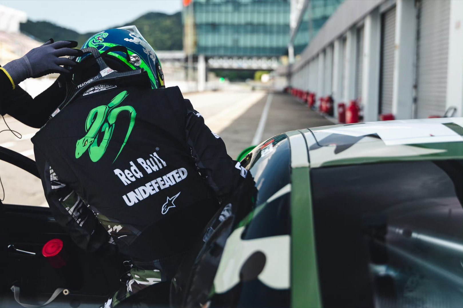 哥哥上车前依然坚持做热身运动，从不放过一个细节💚王一博85RACING
