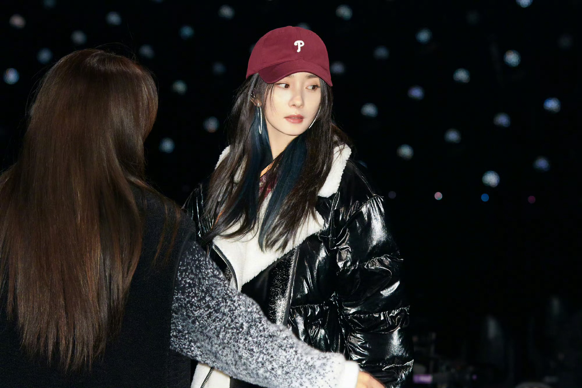 杨幂  ym杨幂宁绣绣 晚灯不灭，祝你好眠。小蜜蜂们晚安啦～ 