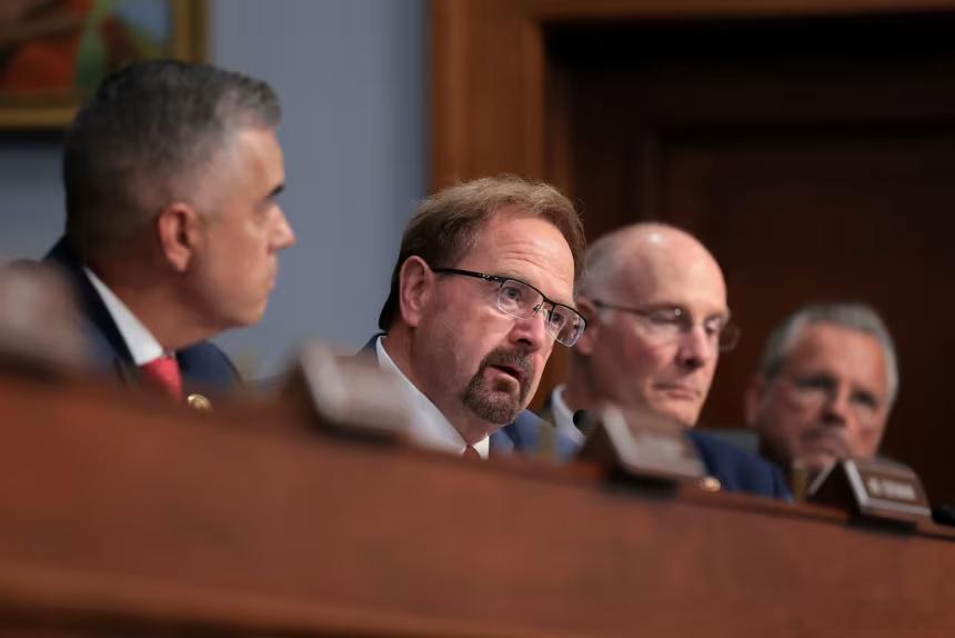 （CNN）周三，美国众议员查克·爱德华兹放弃了竞选连任北卡罗来纳州一个竞争激烈的