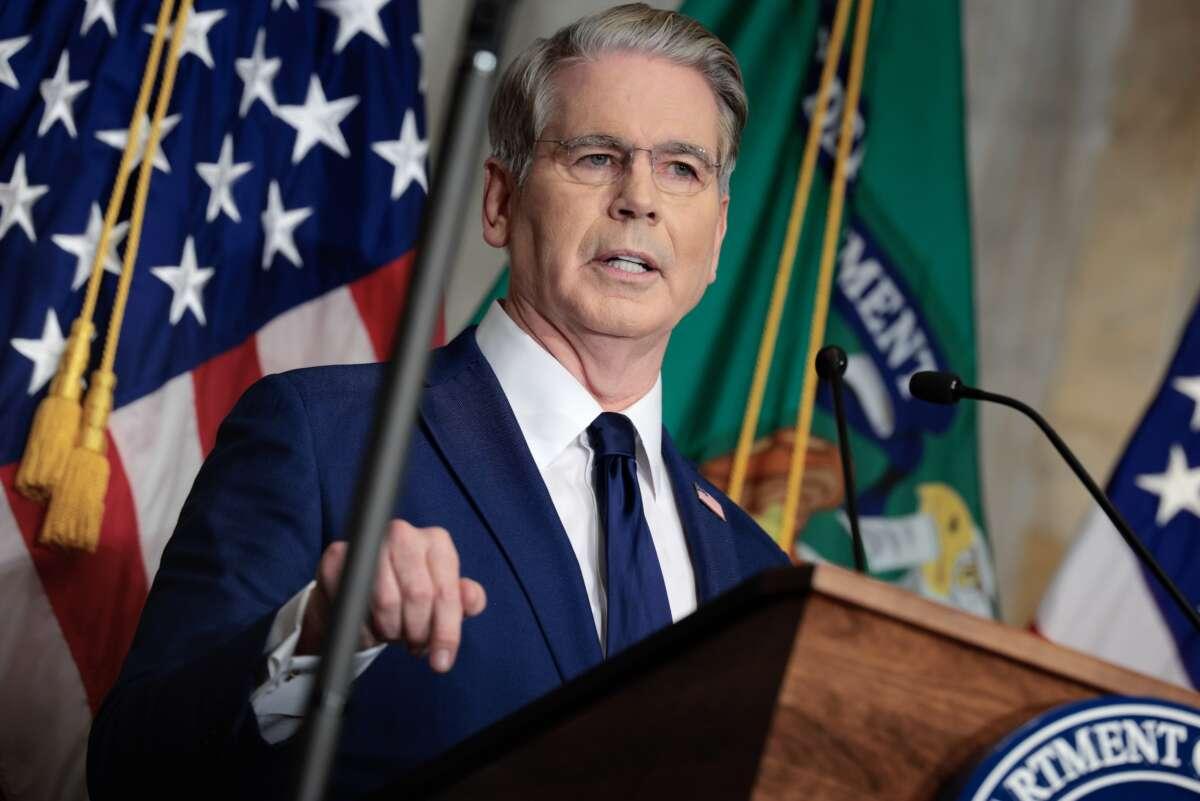 美财长放话，敢帮伊朗就踢出美元体系，中国也不能幸免？
 
当地时间8月24日，美