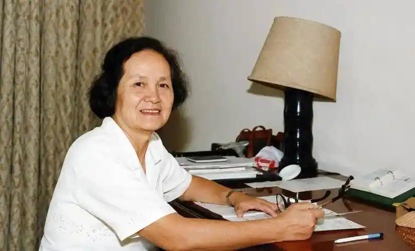 身怀六甲泡在毒气车间，被国外判死刑的路她走通了，87岁悄然隐退，这位女院士才是真