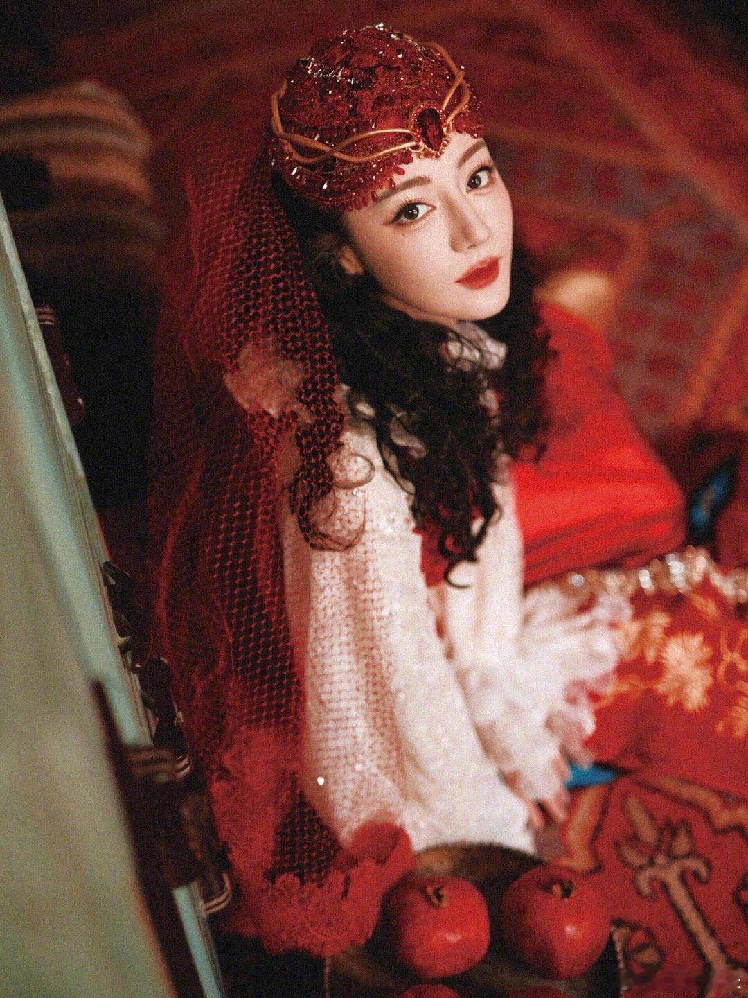 迪丽热巴[超话]  热巴超美写真，浓郁的民族风情！仿佛看到了她早期的样子，阳光明