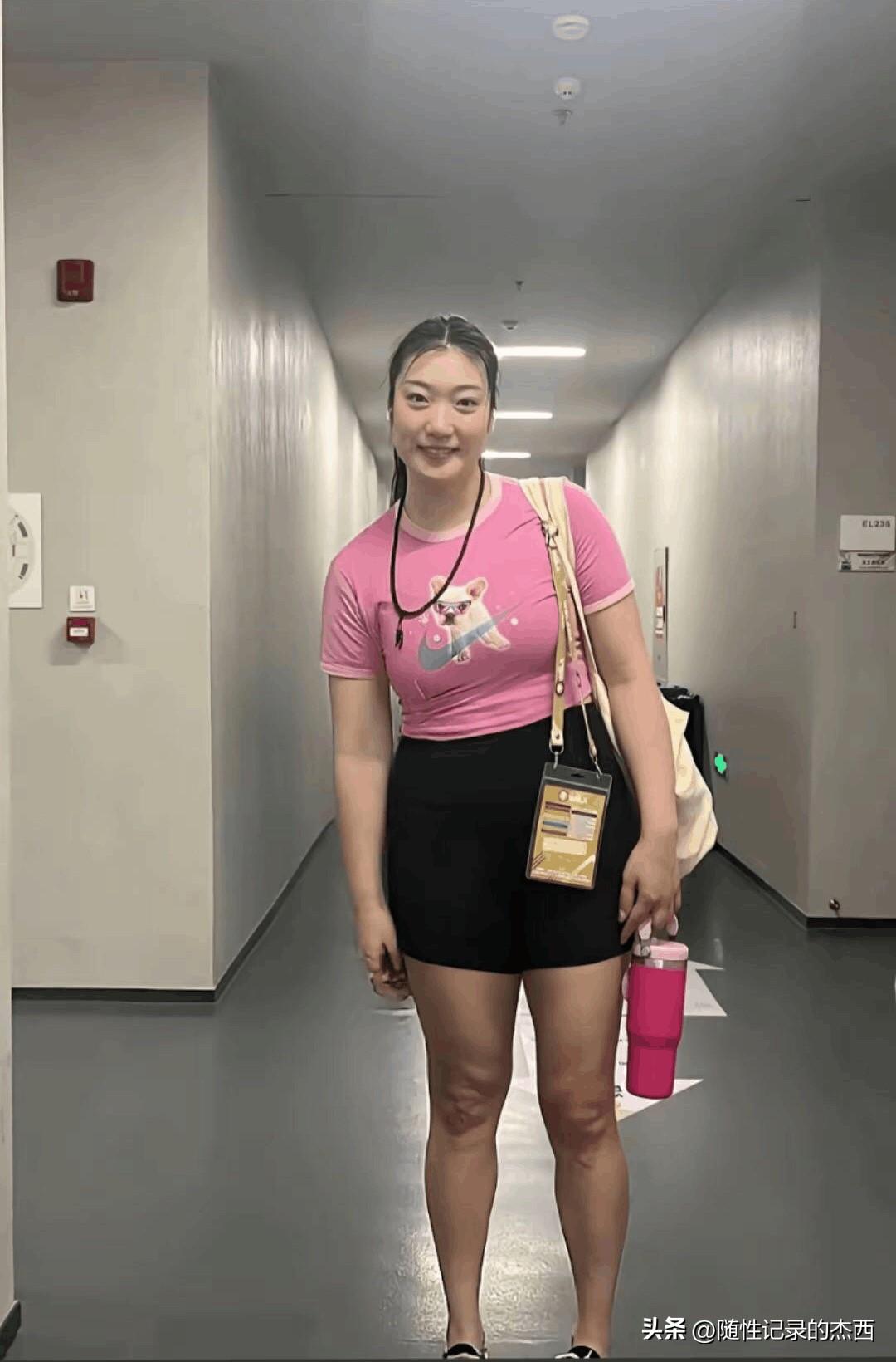 运动员李梦这高挑的身材真是让人羡慕啊，仪态和气质是那么完美，这是那些流量小花学不